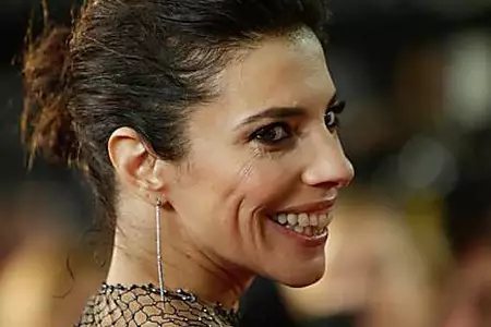 Maribel Verdú deja sin palabras la alfombra de los Premios Feroz con un escote de vértigo