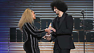 Beyoncé surprises Colin Kaepernick with award