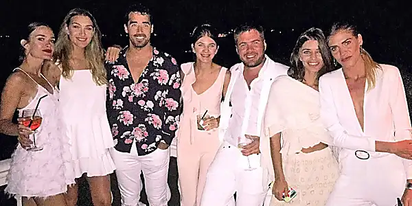 Nacho Viale festejó sus 37 con novia y amigos en Uruguay