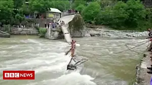 Students killed as Pakistan bridge collapses