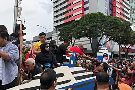 Malaysia election: Hundreds rally in Kuala Lumpur against kleptocracy