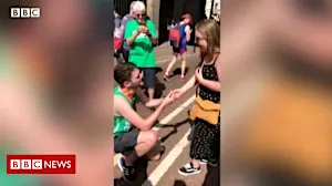 Man proposes at end of London Marathon