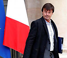 Ex-estrela da TV, ministro francês é acusado de estupro em revista semanal