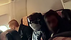 Casque de boxe et masque chirurgical : la police française est-elle allée trop loin lors de l'expulsion d'un Algérien ?