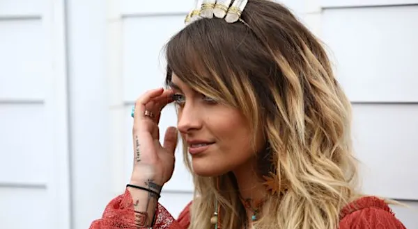 Cabelo loiro com raiz escura: as técnicas que estão bombando