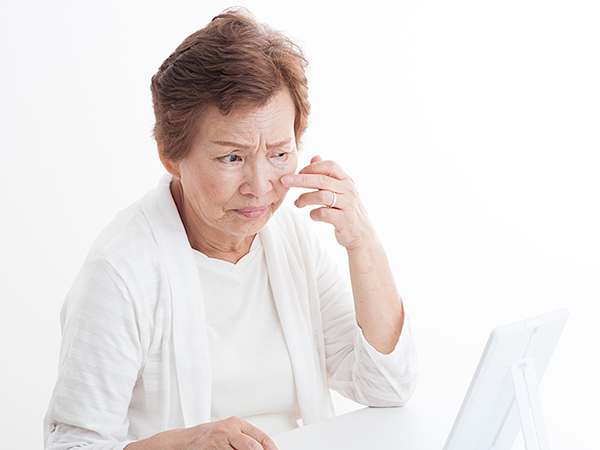 「目の下の膨らみ」を治したい人必見!簡単で安心な必見アイテムとは