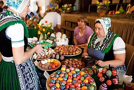 Προετοιμασία για το Πάσχα με περίπλοκα αυγά Pysanka