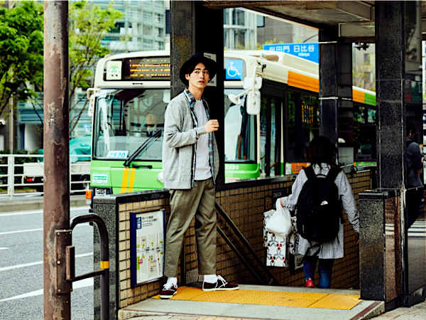 アンクルパンツで気張らずラフな格好でぶらりと知らない街へ