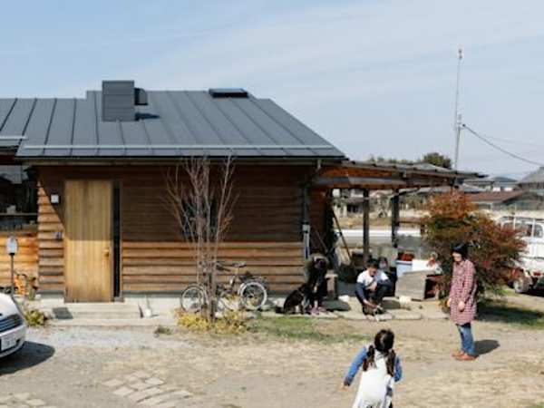 コンパクトな平屋建て地に足をつけ 農と向き合う暮らし