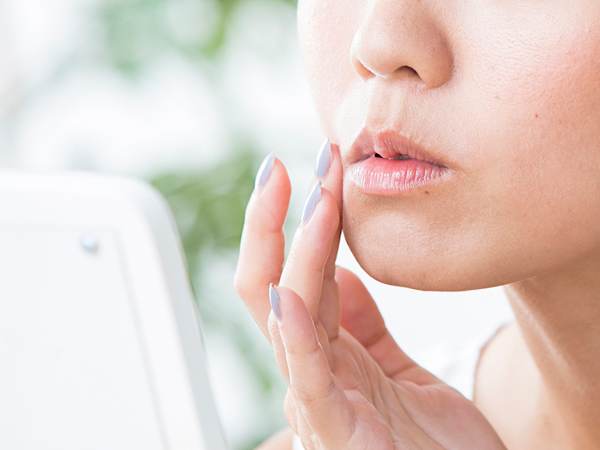 男性は気づいてた!「あの娘、ヒゲ生えてるよね」