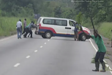 Photo of the week : Pushing to safety or grave? Where is the warning sign