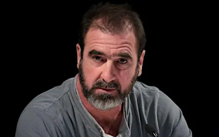 ΟΜ - Ατλέτικο: Ο Eric Cantona αμφισβητεί τον Emmanuel Macron ΟΜ - Ατλέτικο: Ο Eric Cantona αμφισβητεί τον Emmanuel Macron
