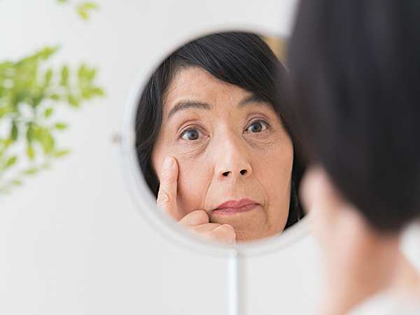 「目の下の暗さ」をなおしたい人必見!簡単で安心な必見アイテムとは