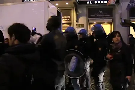 Οι μετανάστες διαμαρτύρονται έντονα στη Φλωρεντία μετά την ιταλική κατοχή του πωλητή του δρόμου