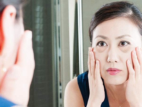 「目の下の膨らみ」を治したい人必見！簡単で安心な必見アイテムとは