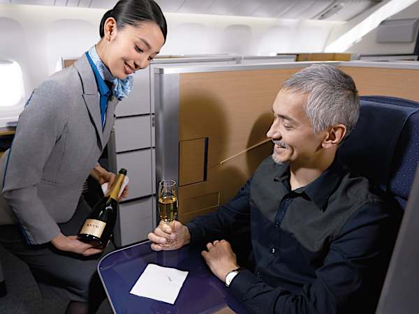 憧れのファーストクラスを徹底解剖！いつかは贅沢に、うるおう旅を