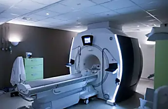 Ινδός άνθρωπος σκότωσε μετά από να απορροφηθεί σε μηχάνημα MRI