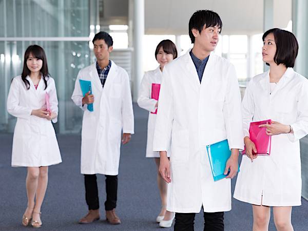 国公立と私立とでは10倍以上の差にも!? 実際いくらかかる？医学部、薬学部の学費