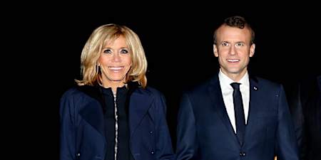 Quand Emma­nuel Macron et son épouse Brigitte dansent en amou­reux lors de leur voyage au Séné­gal : la vidéo qui buzze